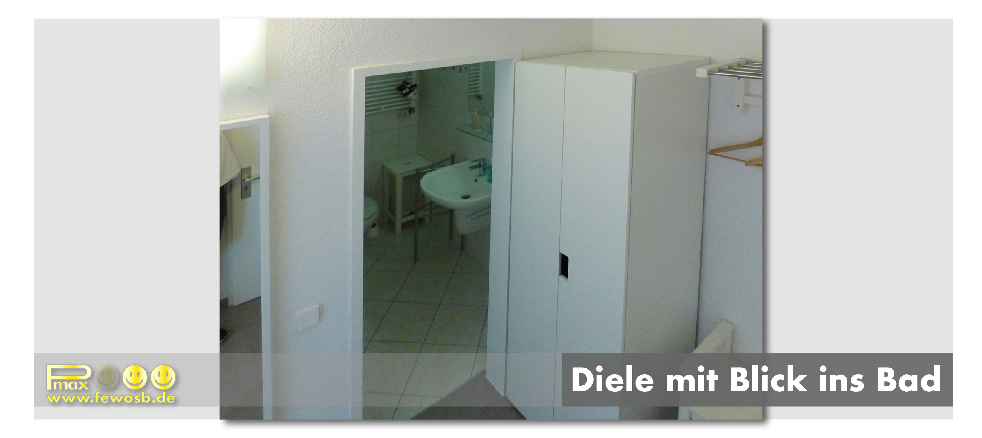 In der Diele befindet sich eine Garderobe, in Garderobenspiegel, ein Putzschrank. Im Hintergrund ist das Bad zu sehen, dass mit Waschbecken Toilette Badewanne und Duschmöglichkeit ausgestattet ist.
